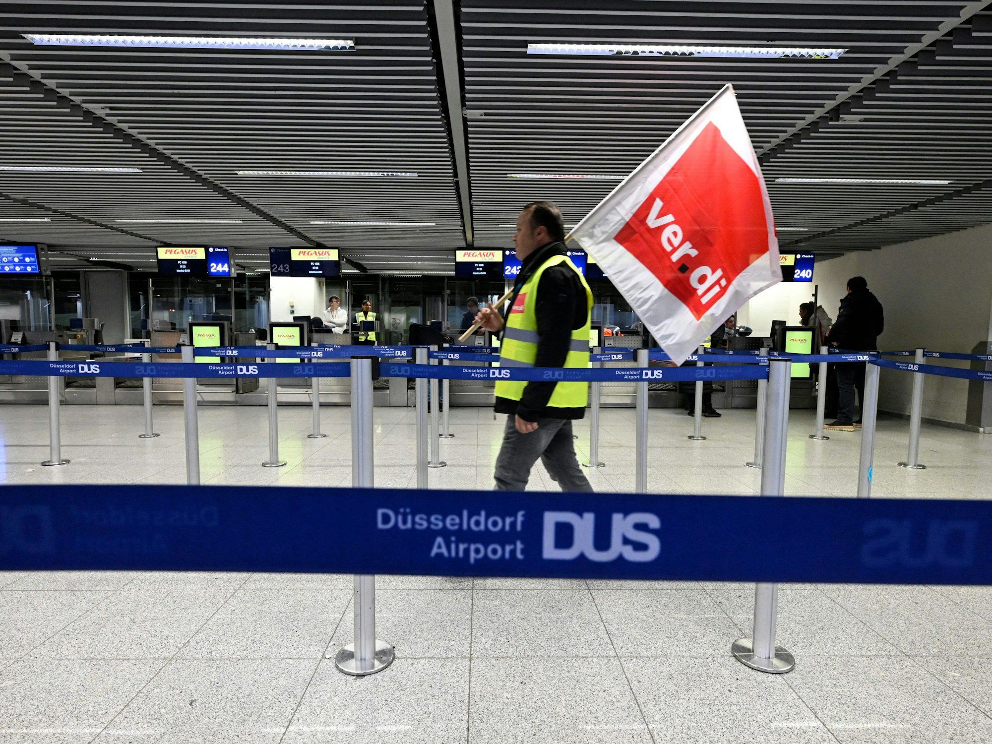 Das Foto zeigt einen Warnstreik am Düsseldorfer Flughafen Ende Januar 2023.