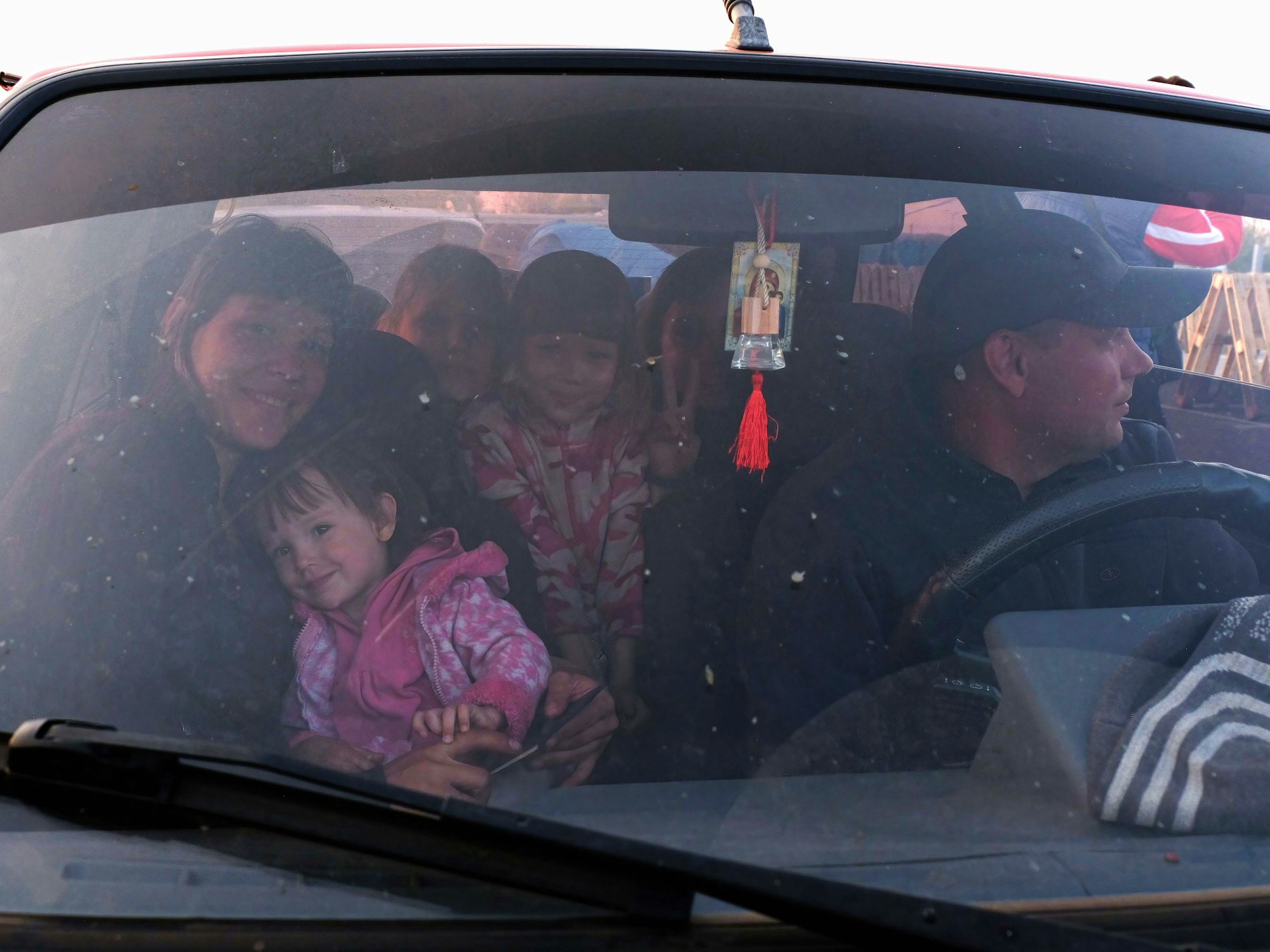 Eine Familie aus Mariupol sitzt in einem Auto am Zentrum für Vertriebene in Saporischschja nach ihrer Ankunft.