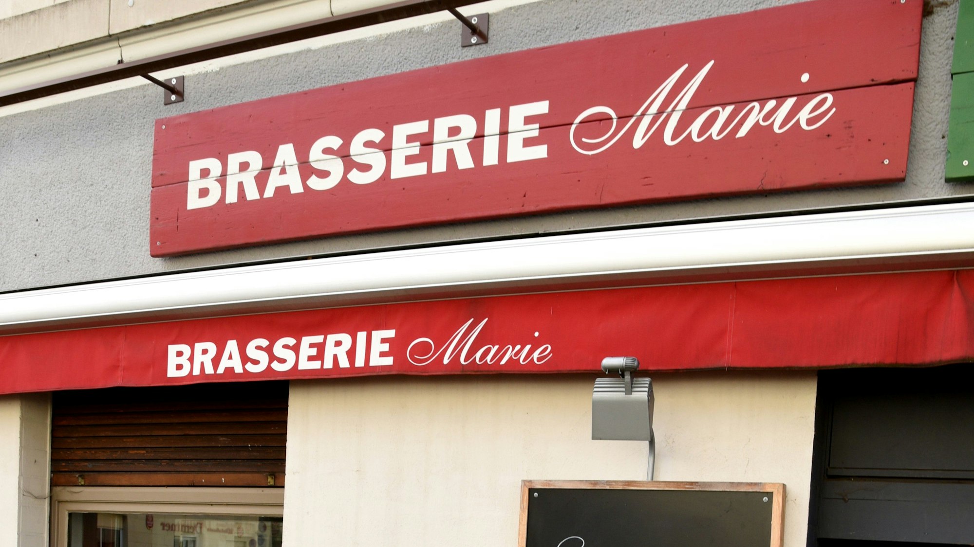 Schild am Restaurant Brasserie Marie an der Zülpicher Straße.
