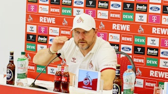 Steffen Baumgart auf einer Presskonferenz des 1. FC Köln