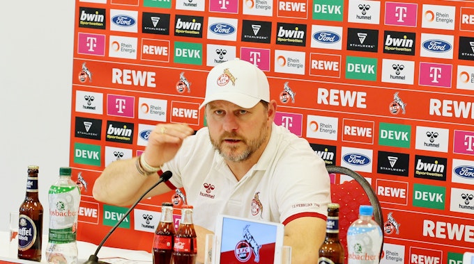 Steffen Baumgart auf einer Presskonferenz des 1. FC Köln
