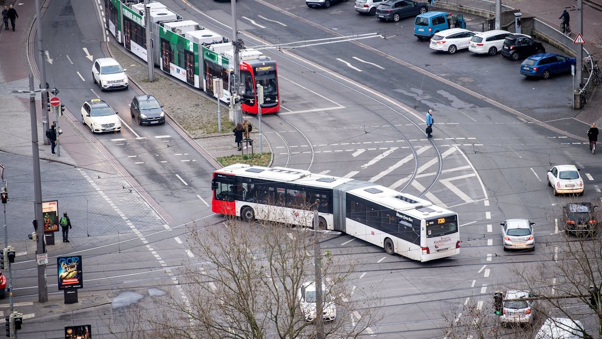 Ein Bus und eine Straßenbahn fahren auf einer Straße in Bremen.&nbsp;