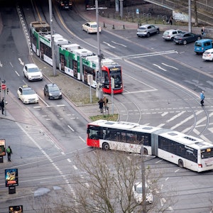 Ein Bus und eine Straßenbahn fahren auf einer Straße in Bremen.