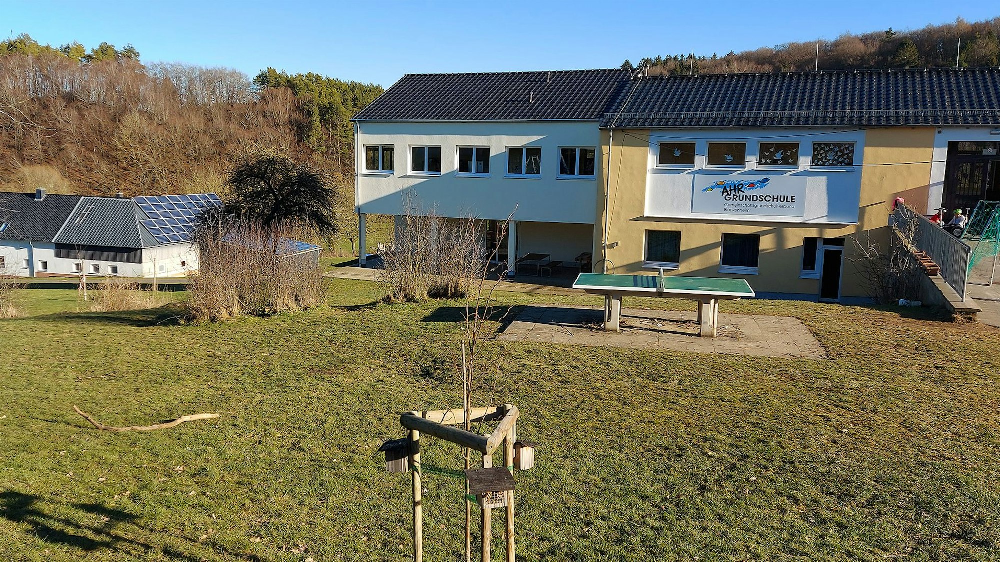 Ein Standort der Ahr-Grundschule ist in Dollendorf. Dort entsteht vor dem linken Trakt ein Anbau.