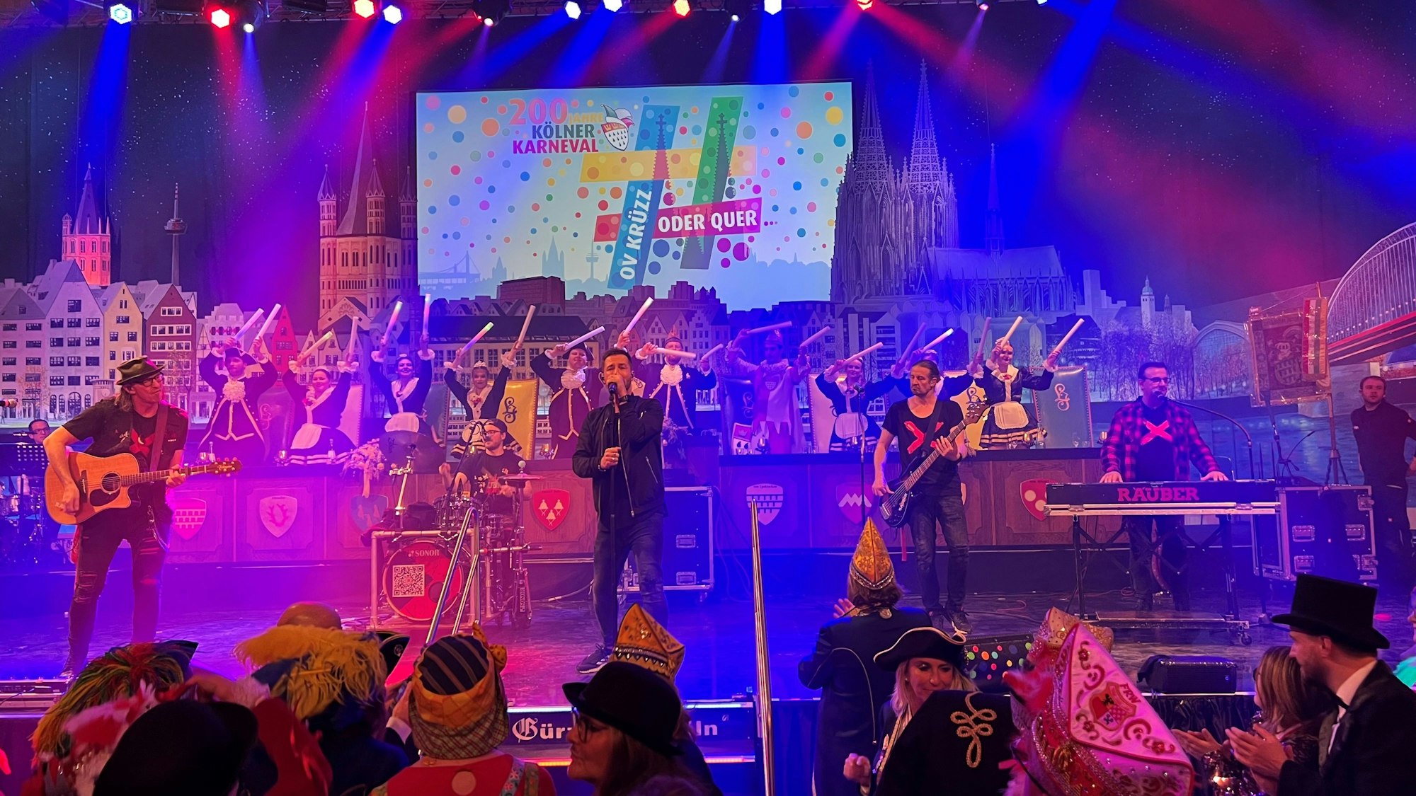 Die Karnevalsband „Räuber “steht auf einer Bühne.