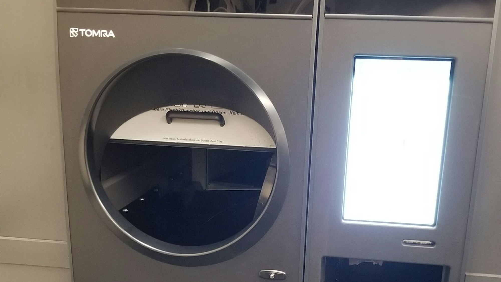 Sieht ein bisschen aus wie eine Waschmaschine: der XXL-Pfandautomat bei Rewe-Richrath in Köln-Niehl.