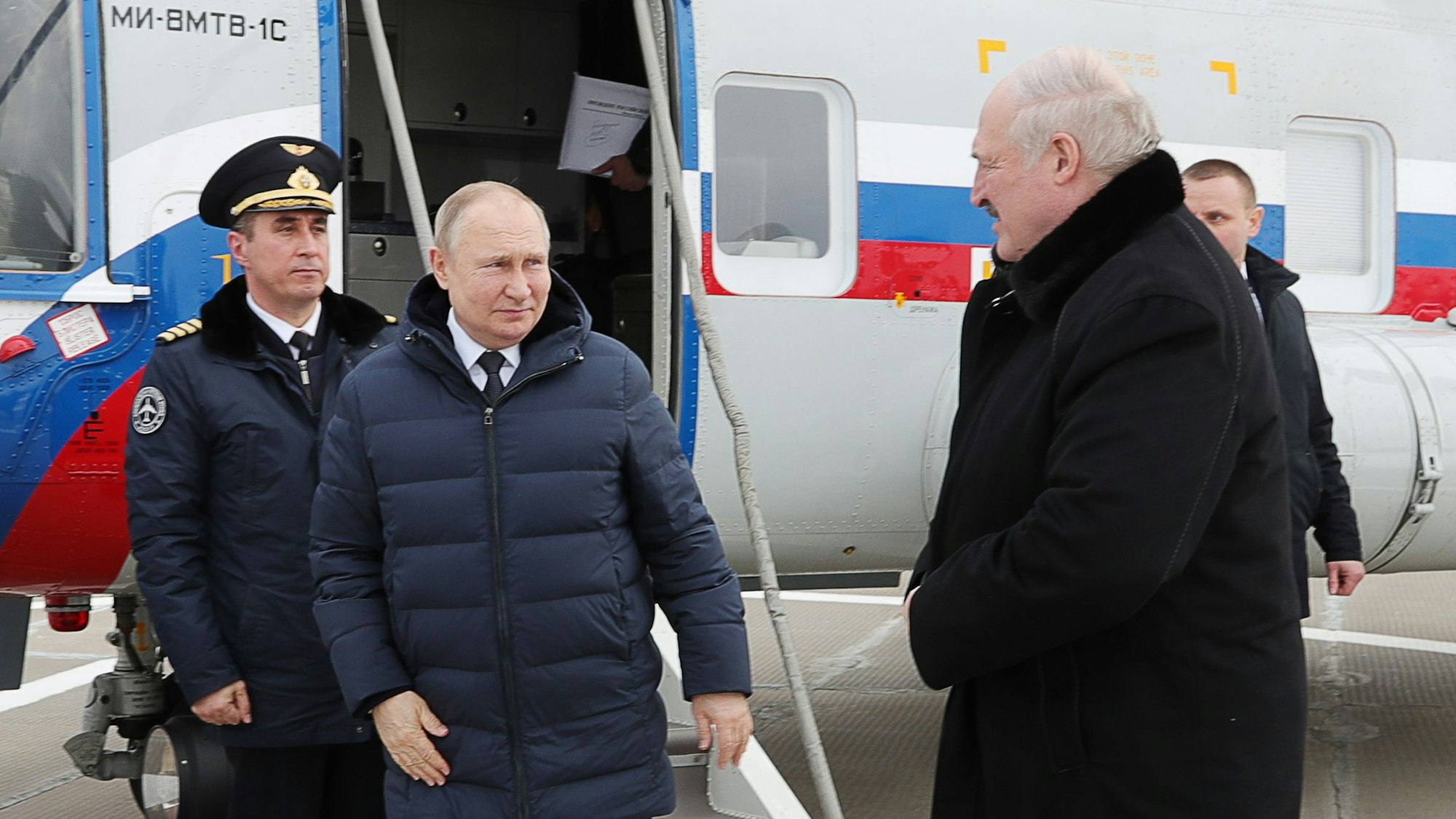 Ganz aufs Fliegen verzichtet Wladimir Putin nicht. Bei längeren Distanzen, wie hier zum Östlichen Weltraumbahnhof Kosmodrom Wostotschny nahe der chinesischen Grenze, flog Putin im April letzten Jahres noch mit dem Flugzeug.