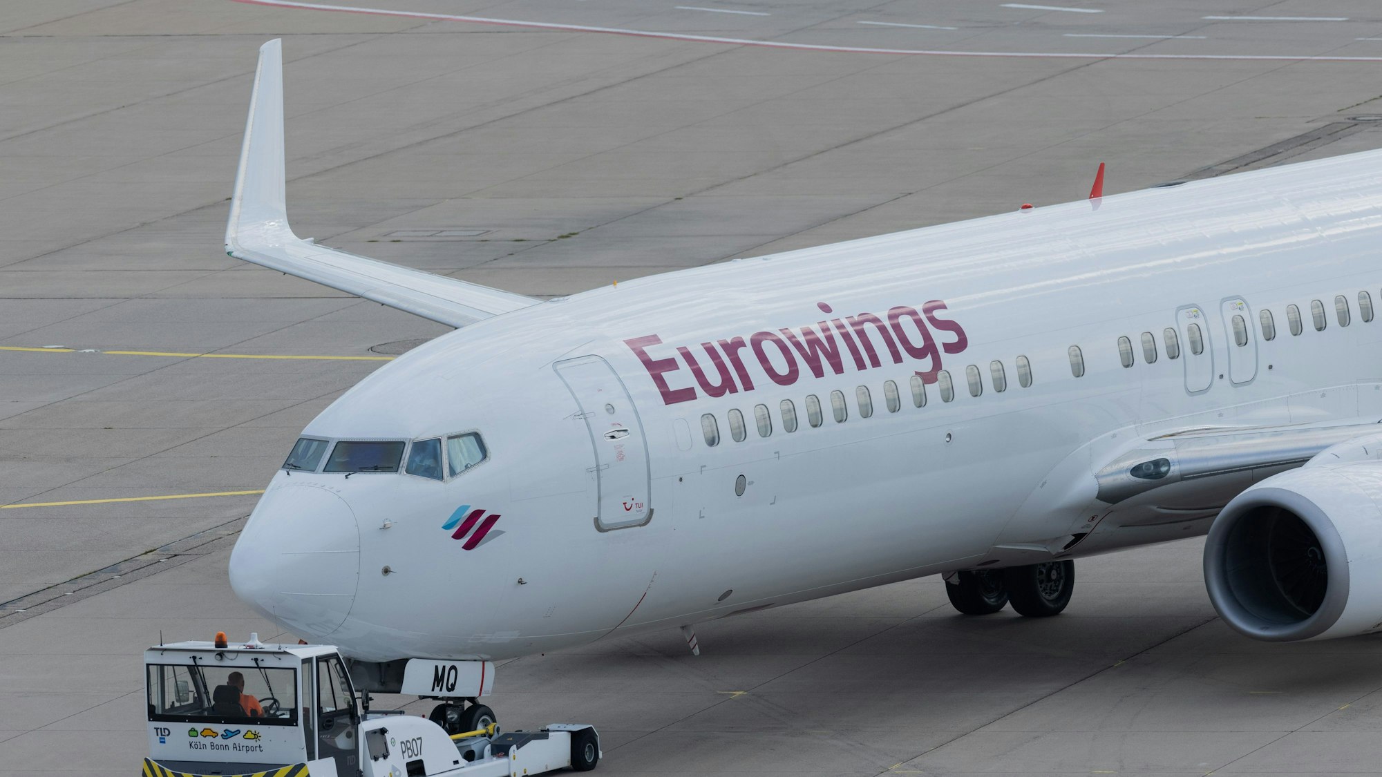 Ein Flugzeug von Eurowings wird am Flughafen Köln/Bonn für den Start fertig gemacht.