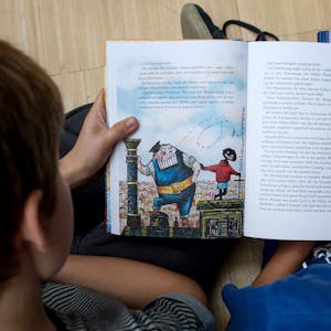 Zwei Jungen lesen das Kinderbuch „Jim Knopf und Lukas der Lokomotivführer“