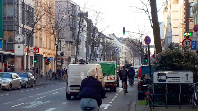Autos und Radfahrer fahren auf der Neusser Straße.