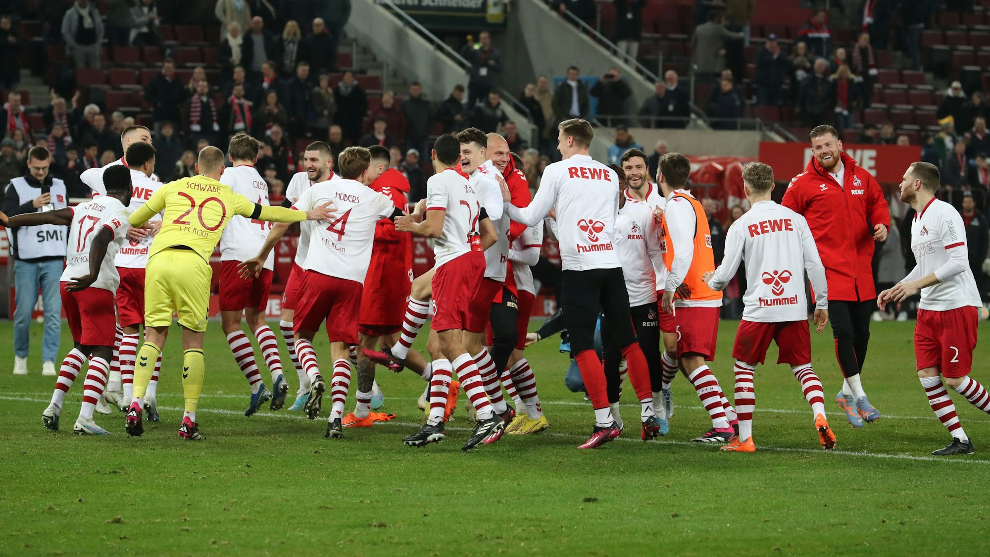 Die Profis des 1. FC Köln tanzen vor der Südkurve.
