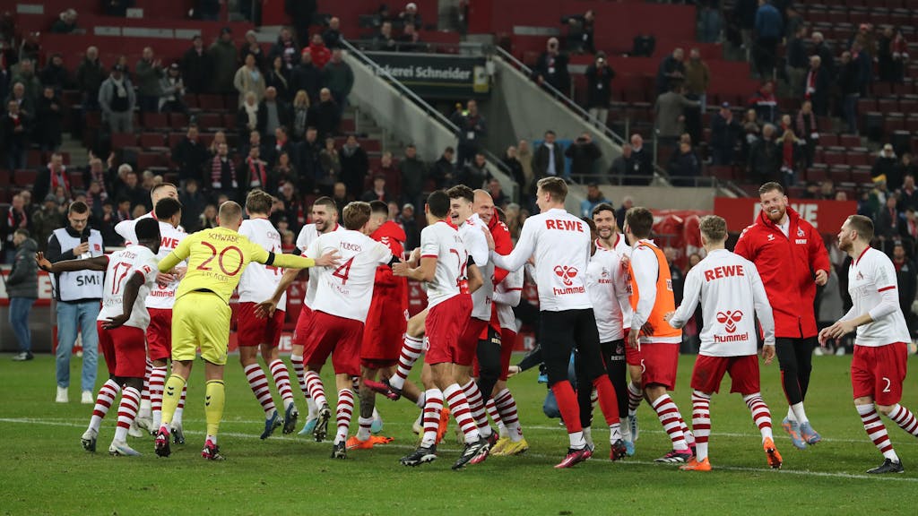 Die Profis des 1. FC Köln tanzen vor der Südkurve.