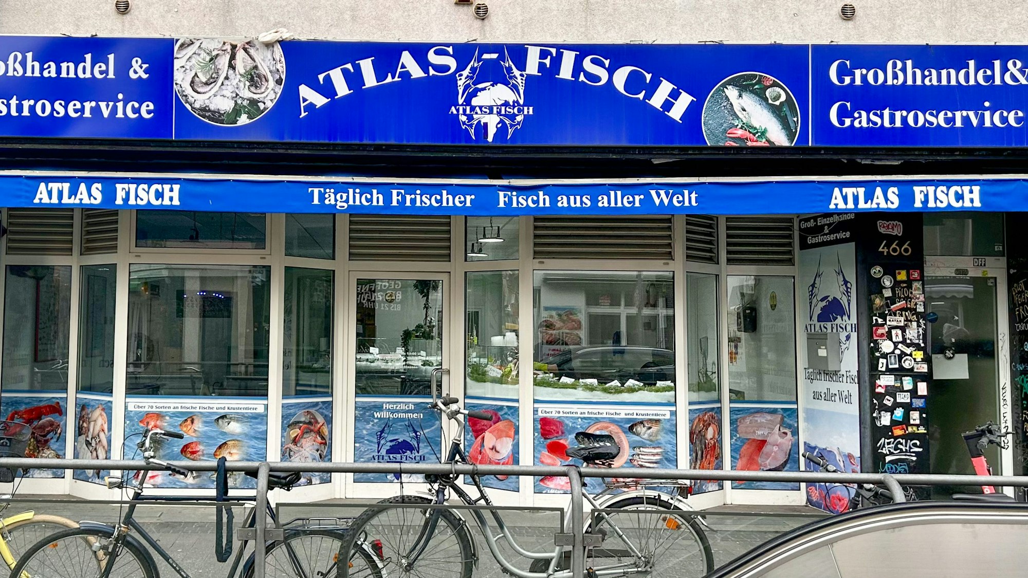 Die blaue Fassade von Atlas-Fisch in Köln.
