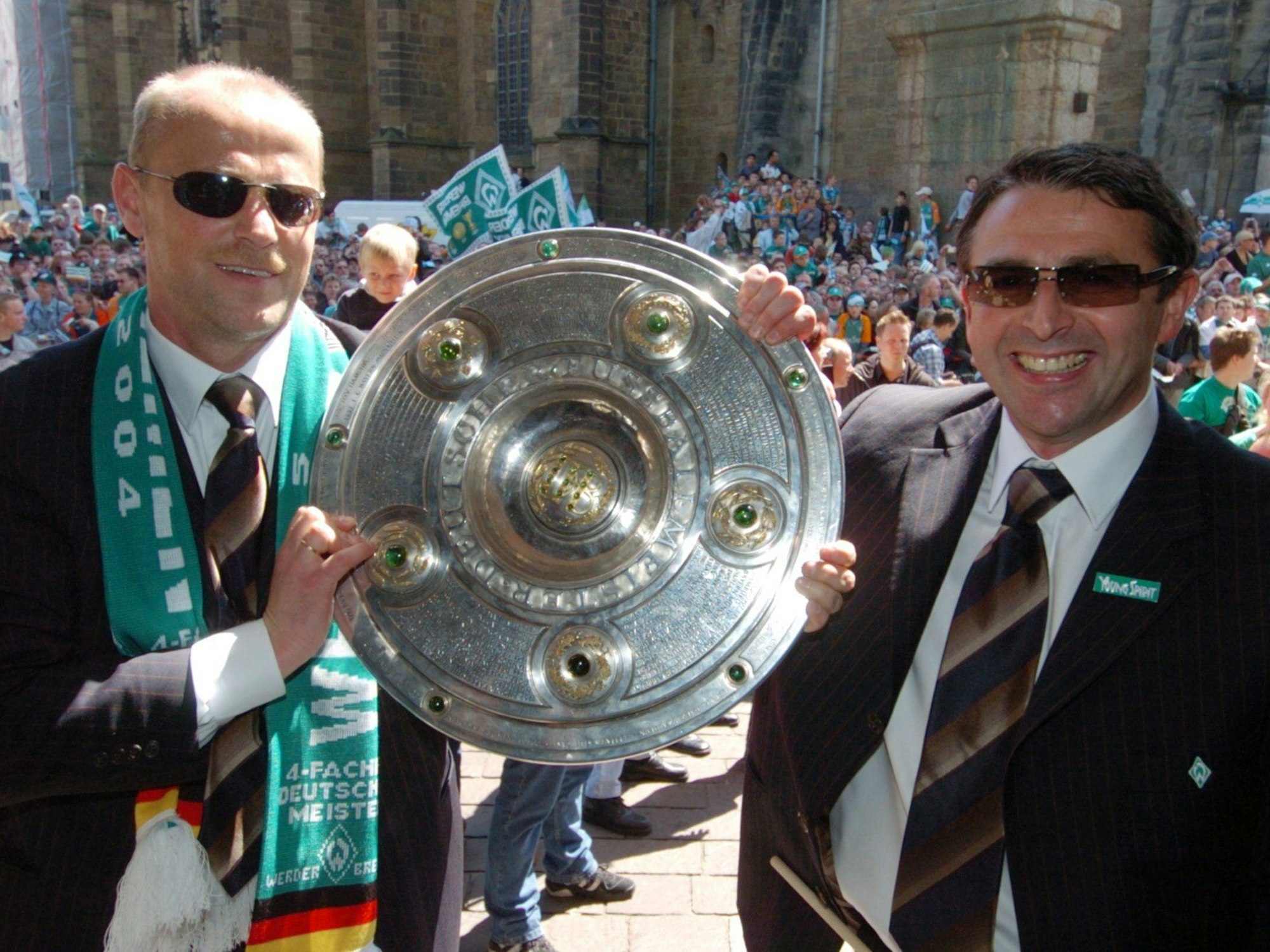 Trainer Thomas Schaaf und Sportdirektor Klaus Allofs bei der Meisterfeier auf dem Bremer Marktplatz.