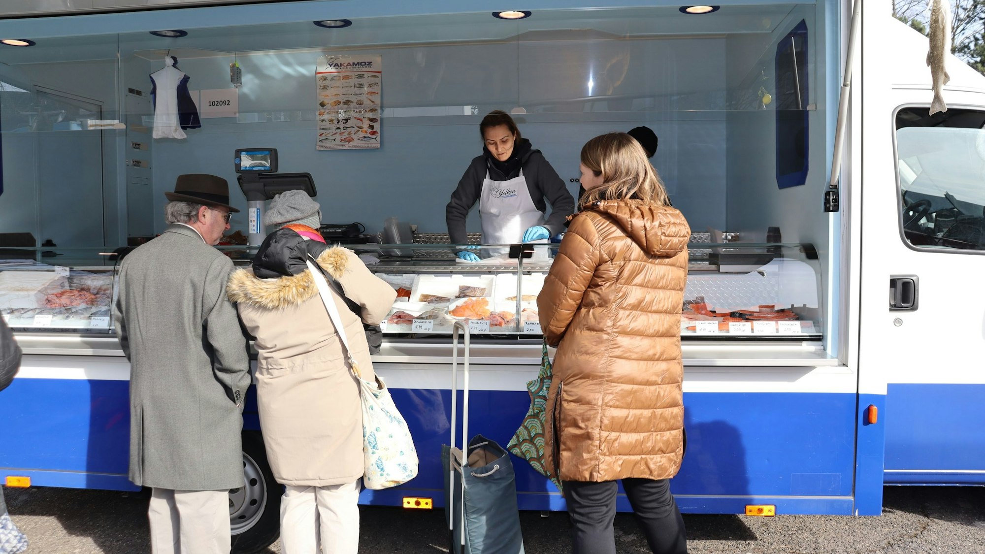 Nuri und Nese Yildiz sind vier Mal in der Woche auf Kölner Wochenmärkten vertreten. Sie stehen in ihrem blau-weißen Verkaufswagen.
