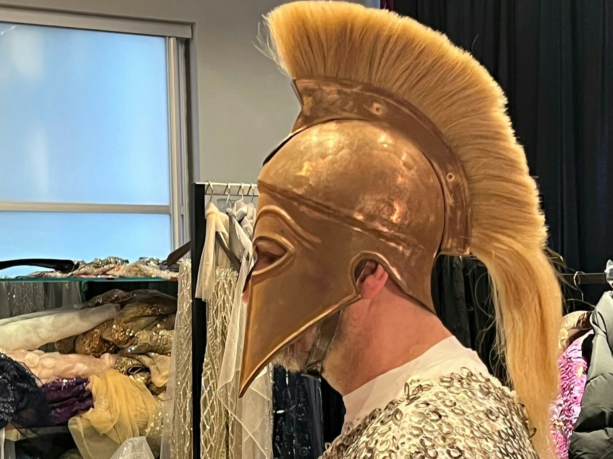 Steffen Baumgart mit Gladiatoren-Helm im Profil.