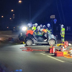 Unfall in Köln-Weidenpesch zwischen Smart und Mercedes.