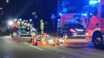 Unfall in Köln-Weidenpesch zwischen Smart und Mercedes.