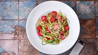 Zucchini-Spaghetti mit Oliven und Tomaten aus dem Buch Scheinfasten von Barbara Becker