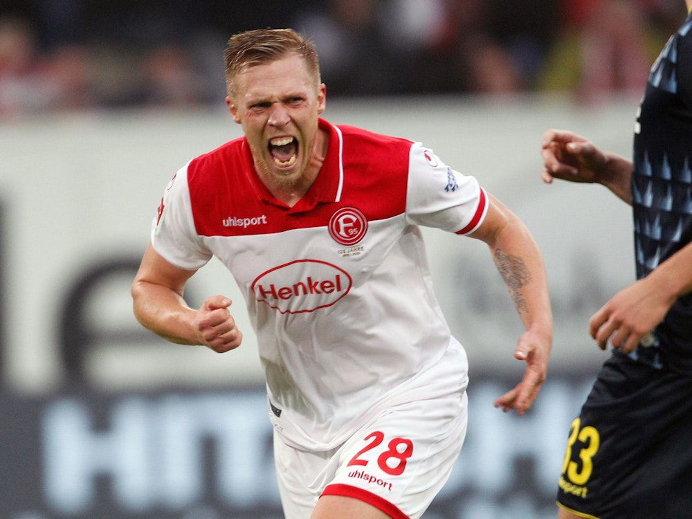 Rouwen Hennings bejubelt seinen Treffer gegen den 1. FC Köln.