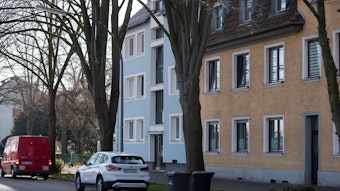 In dem Haus (Bildmitte) lebte der 56-jährige Kölner. Ermittler nahmen den Mann am Dienstagmorgen fest. Ihm wird Raubmord vorgeworfen.