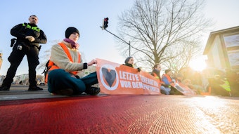 Aktivisten der Gruppierung „Letzte Generation“ während einer Straßenblockade in Hannover (Symbolbild)