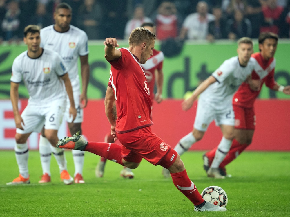 Rouwen Hennings trifft gegen Bayer Leverkusen vom Elfmeterpunkt.