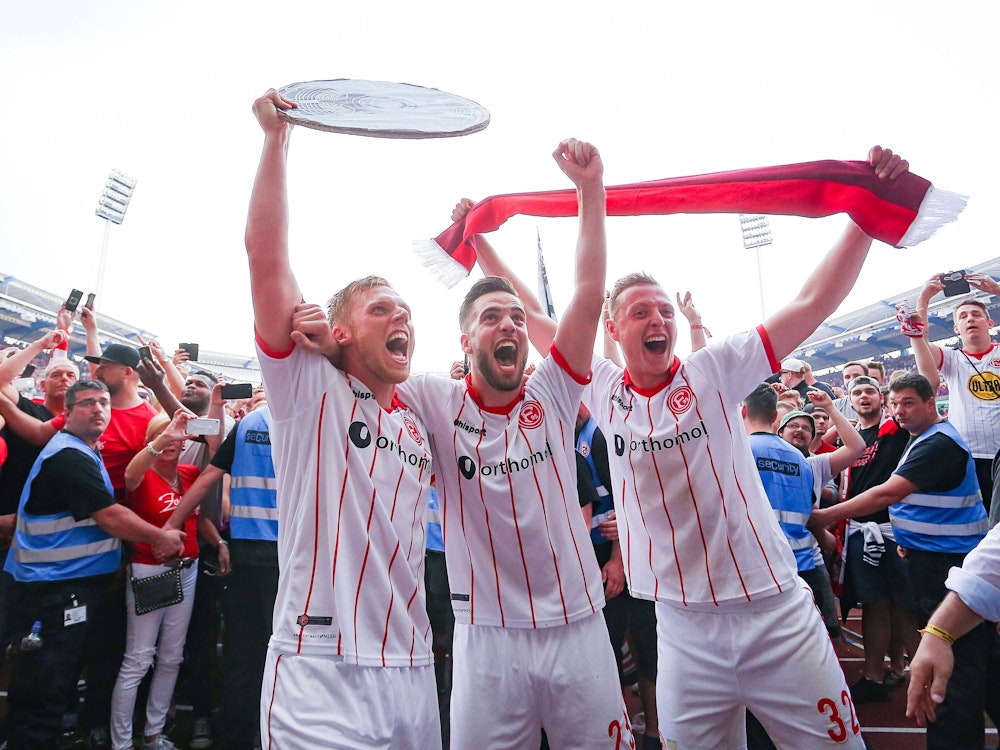 Rouwen Hennings, Niko Gießelmann und Robin Bormuth feiern den Aufstieg in die Bundesliga.