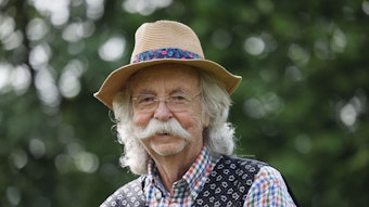 Jean Pütz, Wissenschaftsjournalist und Fernsehmoderator, steht in seinem Garten.