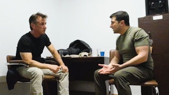 US-Schauspieler Sean Penn (l) und der ukrainische Präsident Wolodymyr Selenskyj in einer Szene des Dokumentarfilms „Superpower“.
