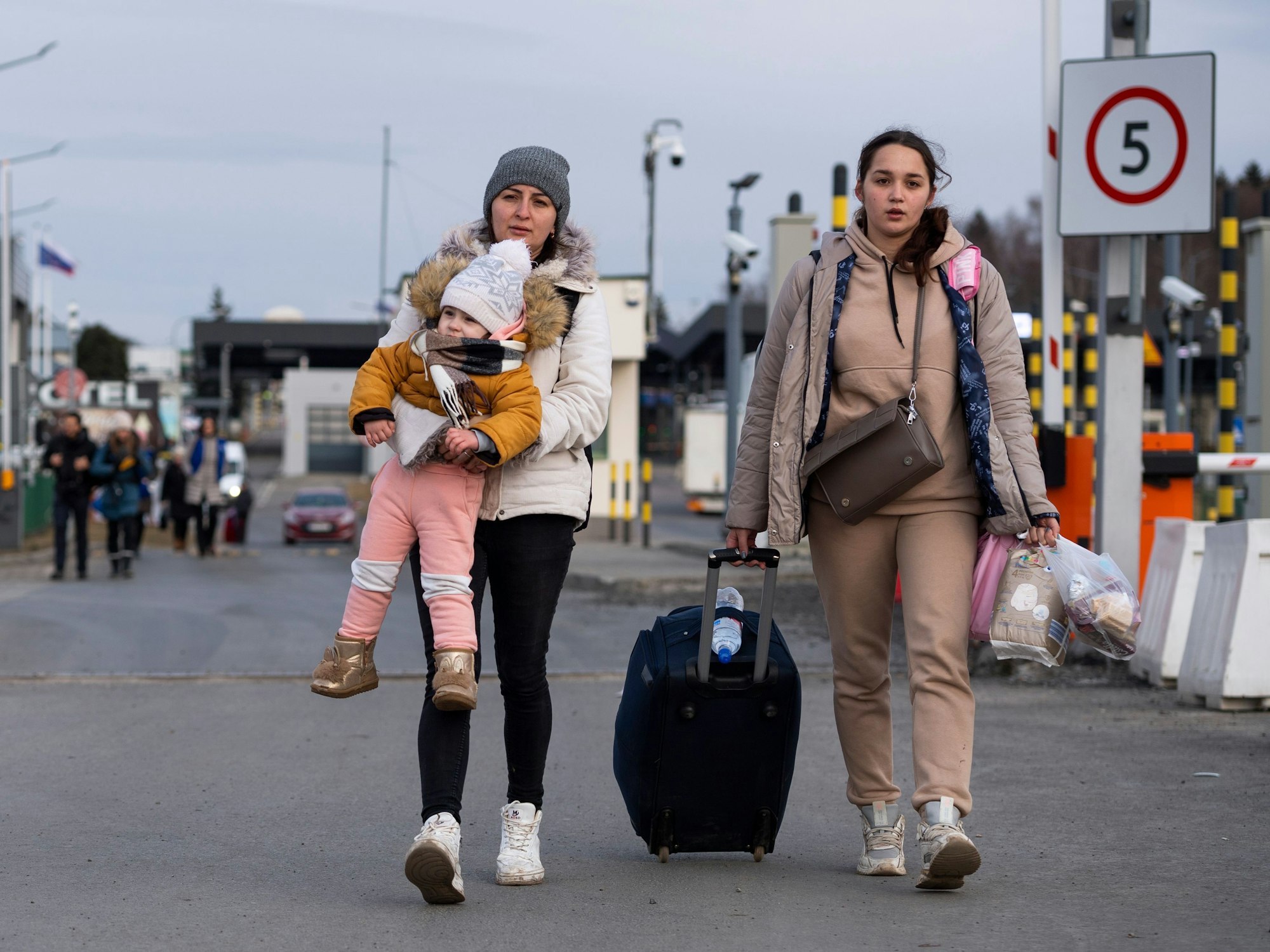 Kriegsflüchtlinge aus der Ukraine kommen am polnischen Grenzübergang Medyka an.