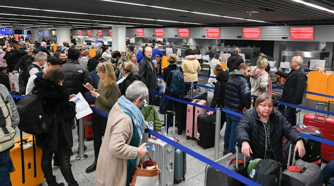 Am Mittwoch (15. Februar 2023) ist es zu einem gravierenden Ausfall der IT-Systeme gekommen. Zahlreiche Fluggäste stehen im Terminal 1 im Flughafen Frankfurt vor einem Informationsschalter der Lufthansa Schlange.