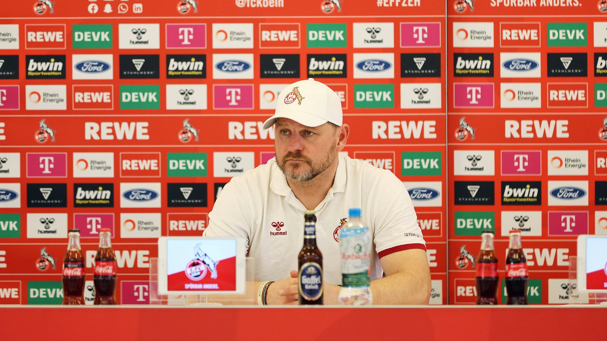 Steffen Baumgart bei der  Pressekonferenz zum Auswärtsspiel in Stuttgart