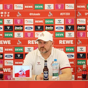 Steffen Baumgart bei der  Pressekonferenz zum Auswärtsspiel in Stuttgart
