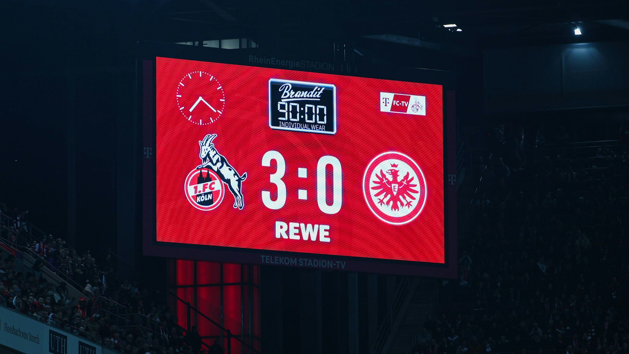 1. FC Köln - Eintracht Frankfurt am 12.02.2023 im RheinEnergieSTADION in Köln Anzeigetafel / Videoleinwand mit dem offiziellen Endergebnis 3:0