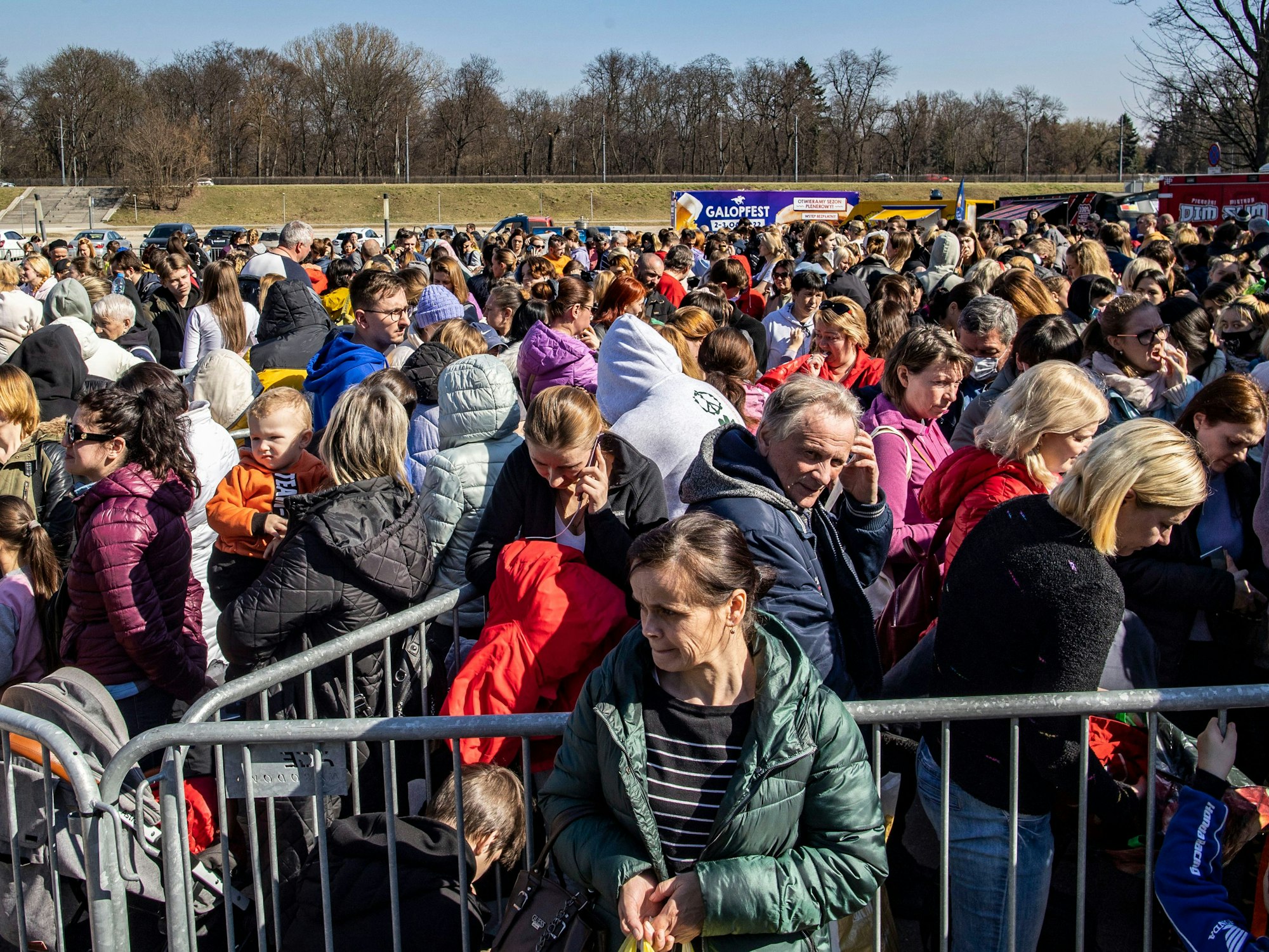 Menschen, die aus der Ukraine geflohen sind, warten am Nationalstadion in Warschau.