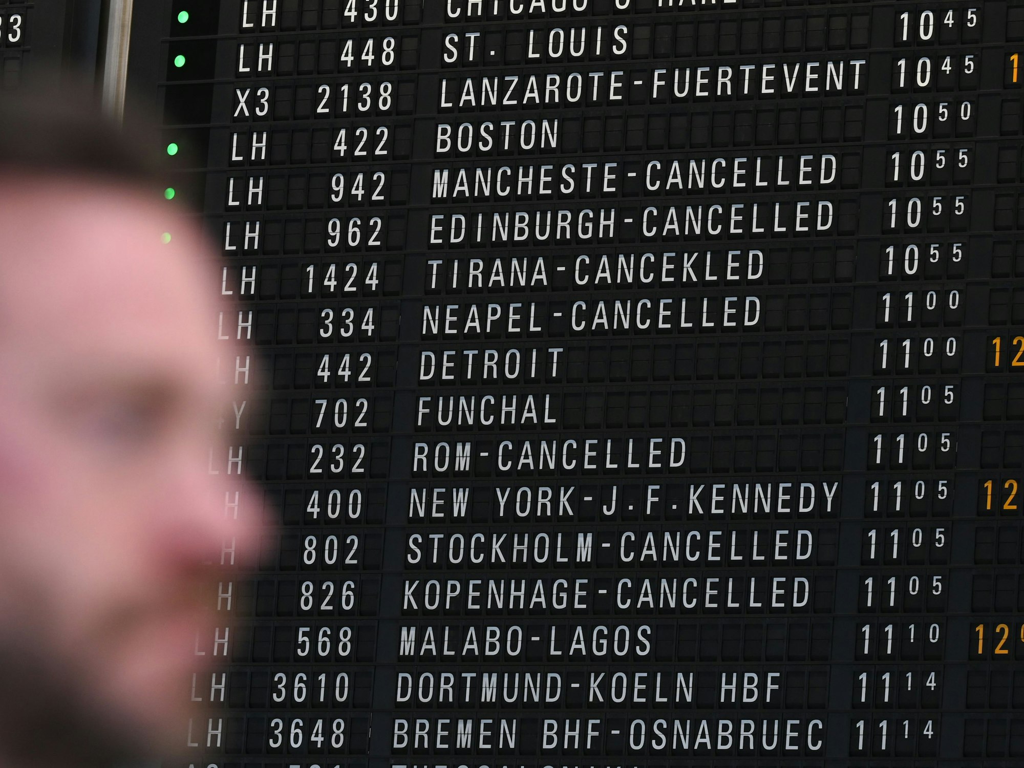 Terminal im Münchener Flughafen zeigt Verspätungen im März 2023
