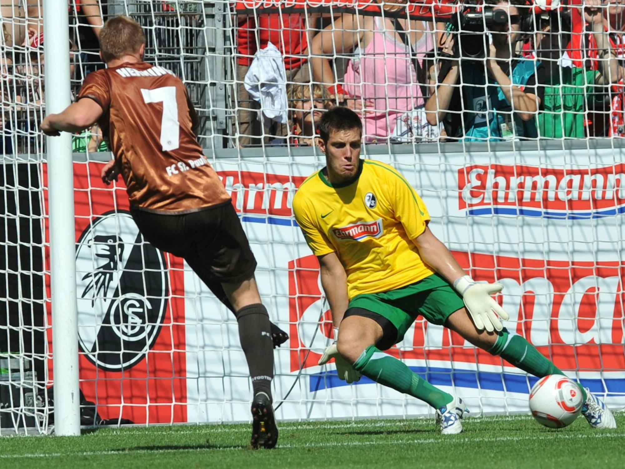 Rouwen Hennings kommt gegen den SC Freiburg zum Torschuss.