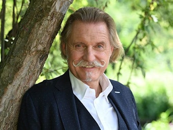 Kultanwalt Ingo Lenßen steht am Rande von Dreharbeiten zur Sat.1-Serie «Lenßen übernimmt» im Tiergarten.
