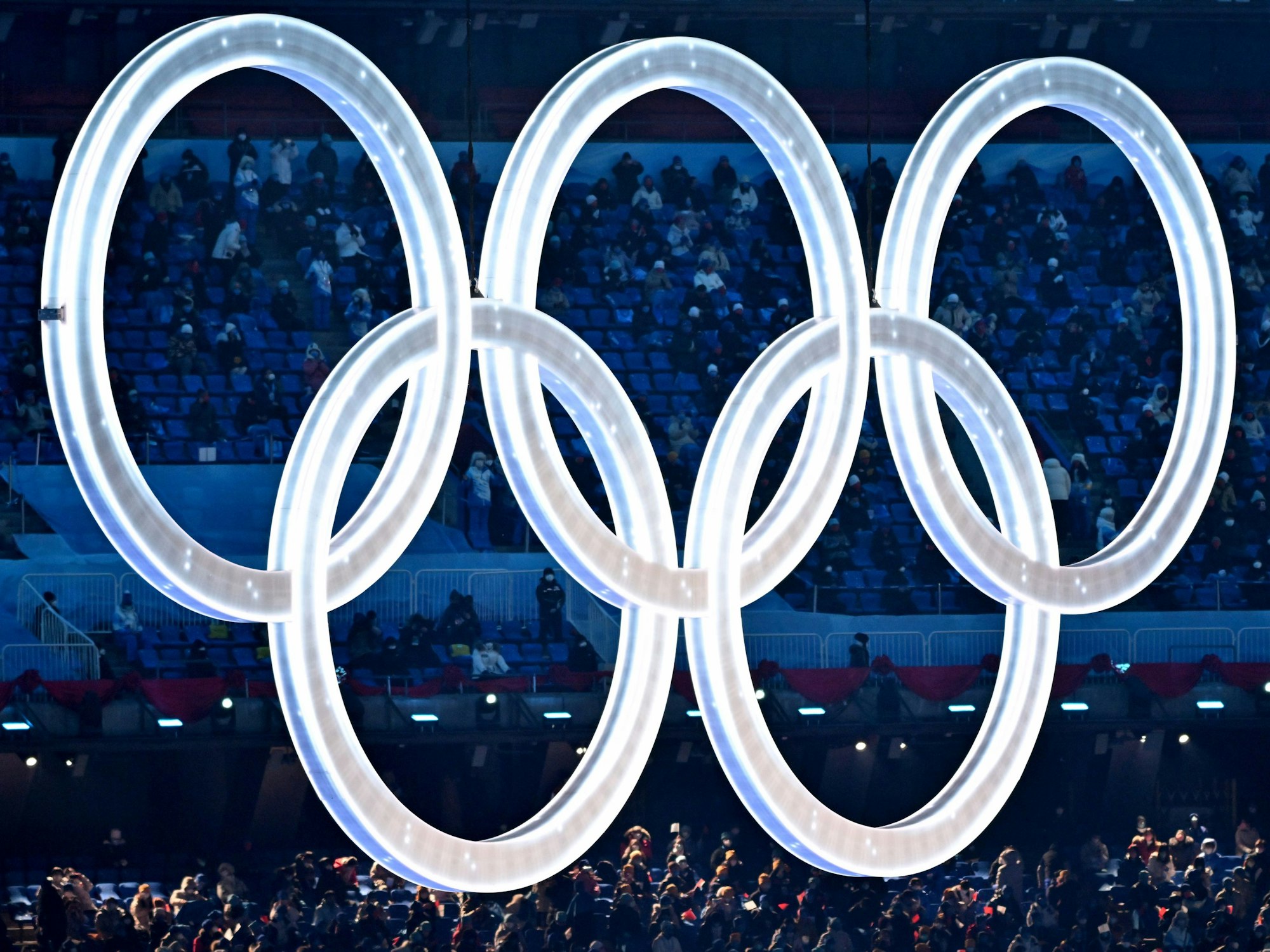 Blick auf die olympischen Ringe während der Eröffnungszeremonie.