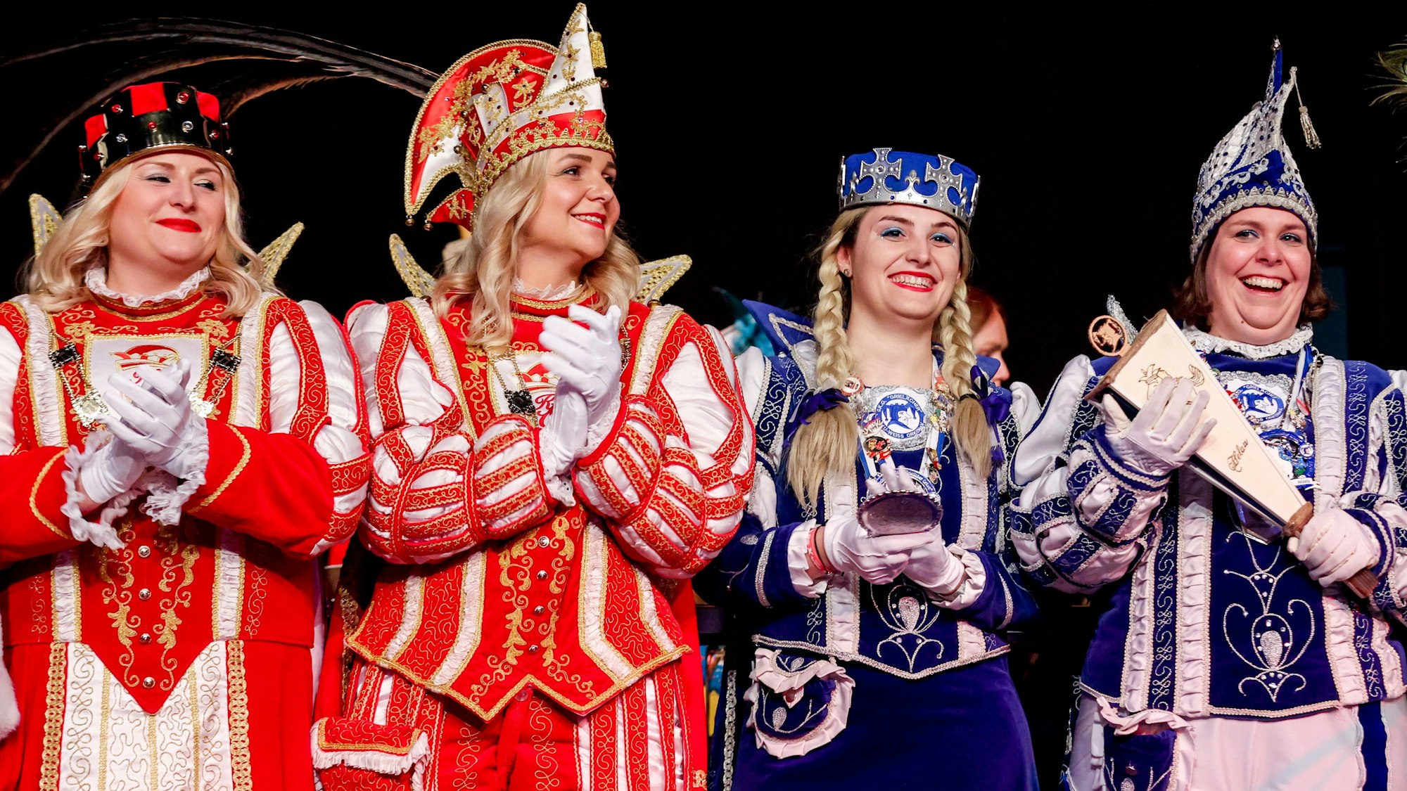 Weibliche Prinzen und Dreigestirne standen bei der Loss mer singe Sitzung auf der Bühne. Teile der weiblichen Dreigestirne aus Oberaussem (links) mit Prinz Sabrina I. und Grevenbroich (rechts) mit Prinz Inga I.