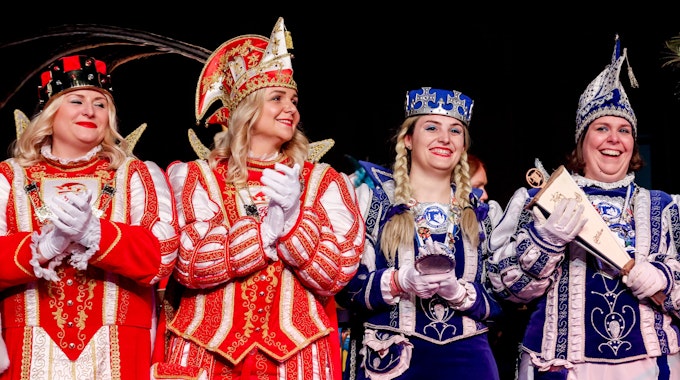 Weibliche Prinzen und Dreigestirne standen bei der Loss mer singe Sitzung auf der Bühne. Teile der weiblichen Dreigestirne aus Oberaussem (links) mit Prinz Sabrina I. und Grevenbroich (rechts) mit Prinz Inga I.