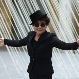 Yoko Ono steht in der Rotunde der Kunsthalle Schirn  vor ihrer Installation "Morning beams".&nbsp;