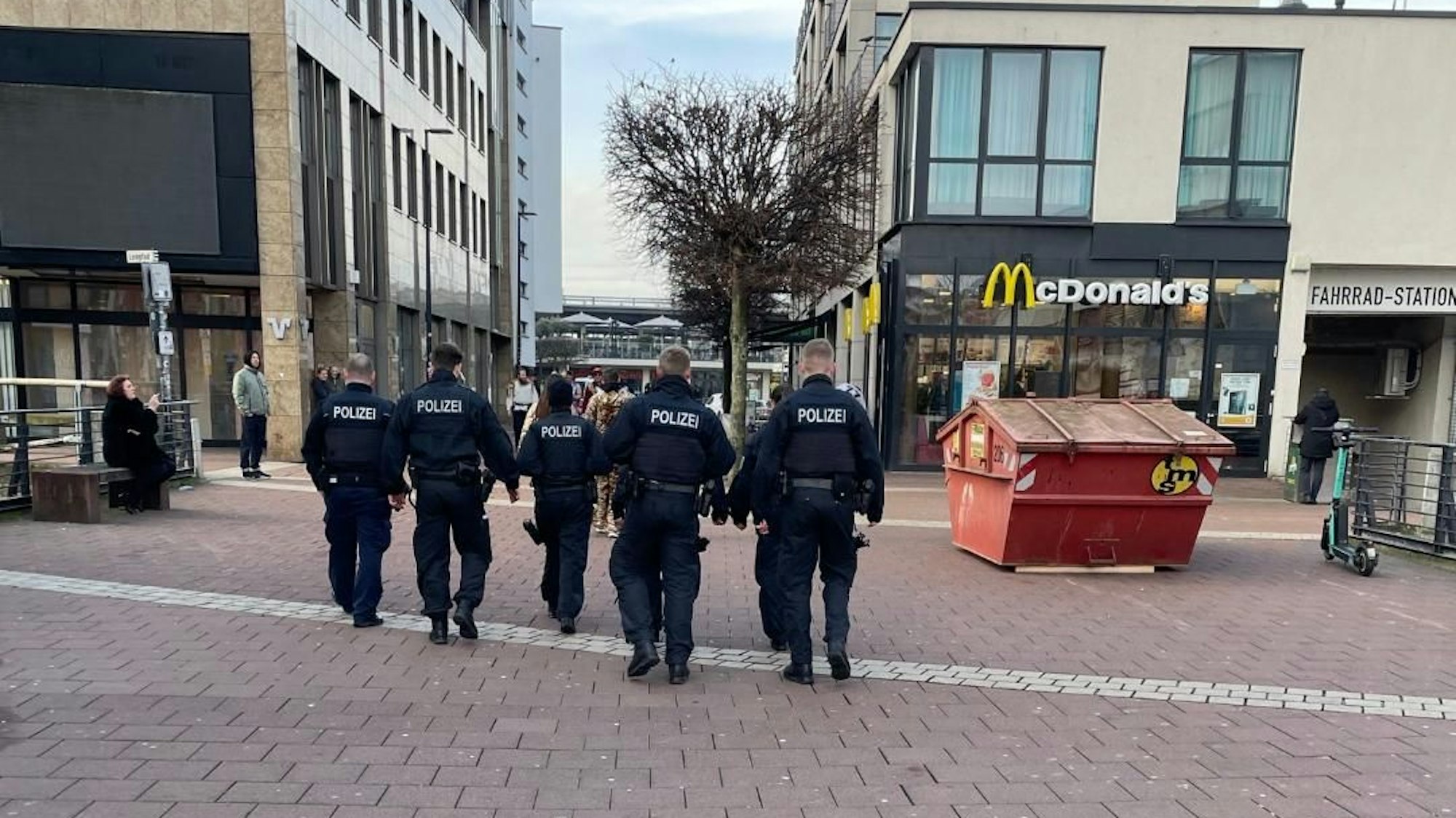 Polizeikräfte an Weiberfastnacht in Siegburg.