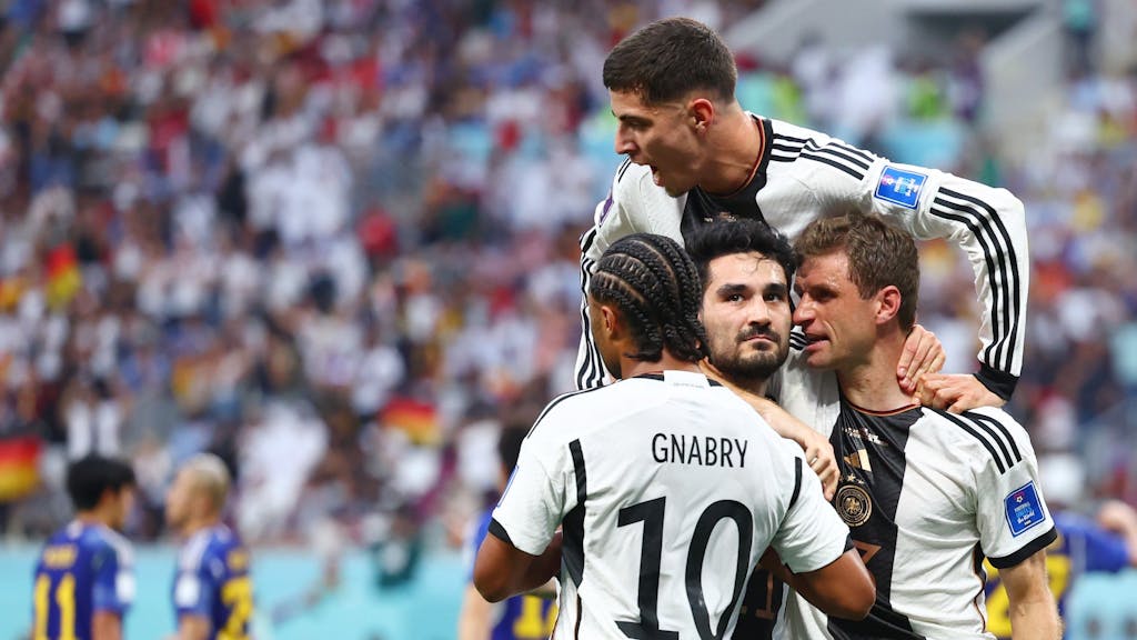 Die DFB-Stars Serge Gnabry (l.), Thomas Müller (r.) und Kai Havertz (oben) beglückwünschen Ilkay Gündogan zu seinem Tor bei der WM gegen Japan.