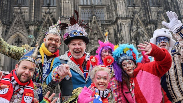 Jecke feiern den Auftakt der Karnevalssession am Kölner Dom.