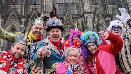 Weiberfastnacht in Köln: Karnevalisten feiern die Eröffnung des Straßenkarnevals.