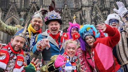 Jecke feiern den Auftakt der Karnevalssession am Kölner Dom.