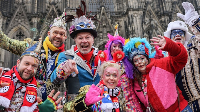 Weiberfastnacht in Köln: Karnevalisten feiern die Eröffnung des Straßenkarnevals.