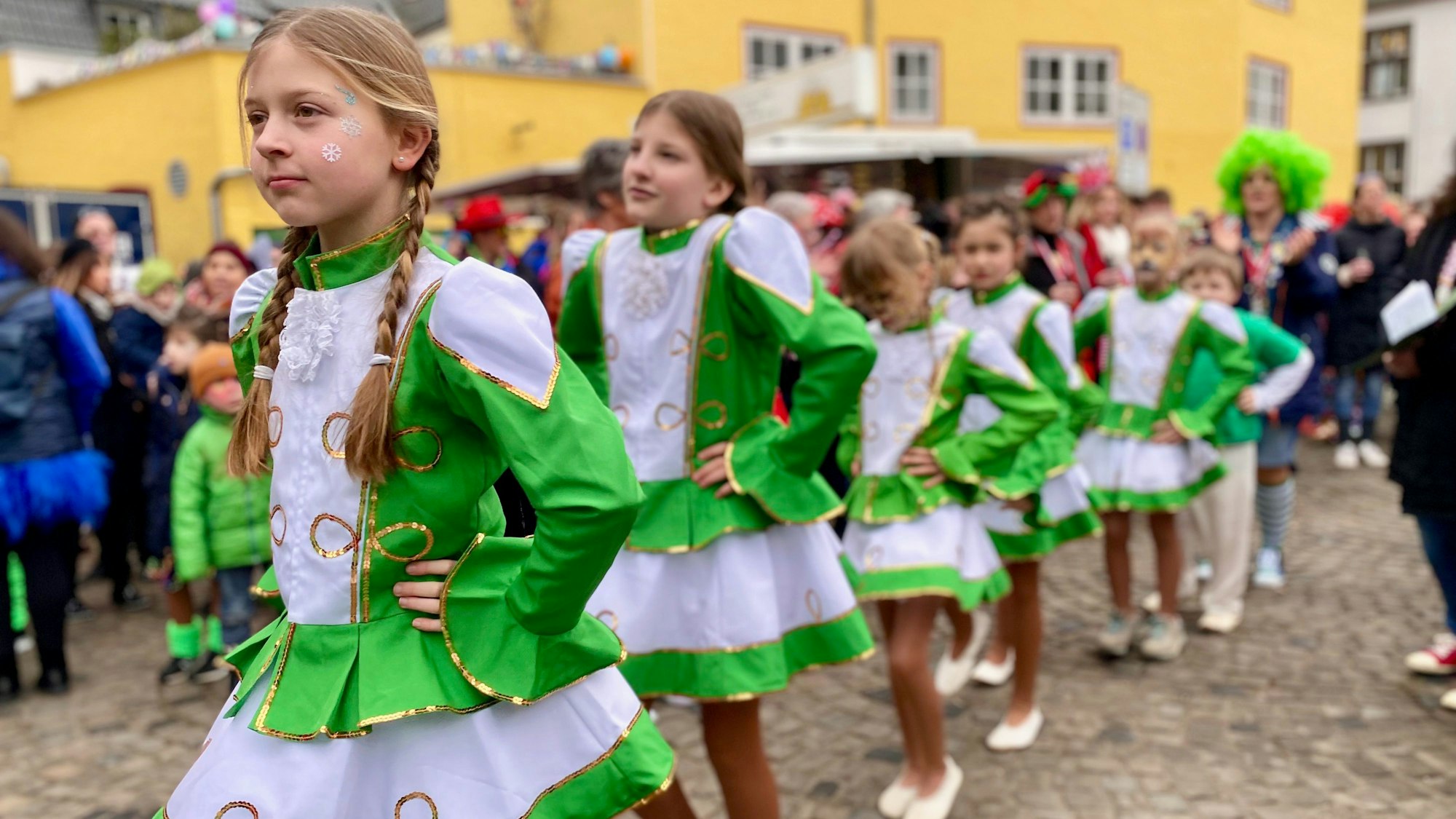 Etliche Kindertanzgarden bereicherten die jecke Feier rund um den traditionellen Münstereifeler Rathaussturm.